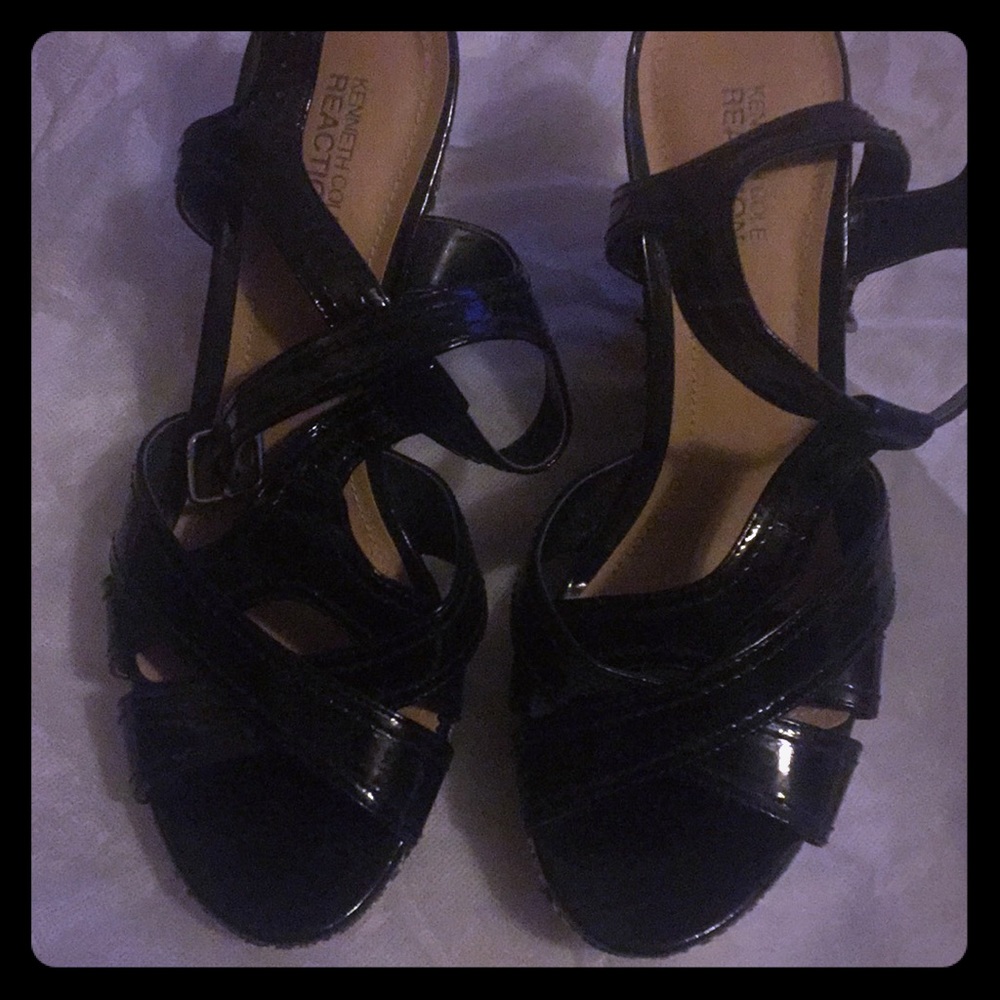 Geometric healed wedge open toe shoe